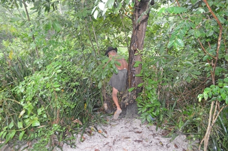 Về[-]nhà,[-]ông[-]phải[-]băng[-]rào,[-]đạp[-]gai[-]để[-]đi[-]vì[-]không[-]có[-]lối[-]vào